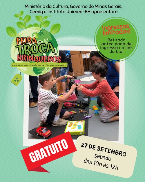 Duas crianças brincando com brinquedos na mão e uma mãe acompanhando 