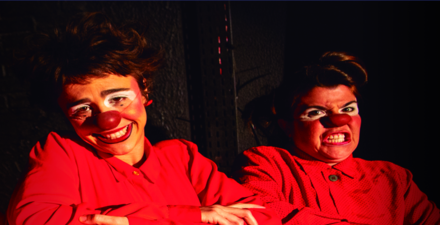 Descrição da imagem: duas pessoas com nariz de palhaço, vestindo roupas vermelhas.