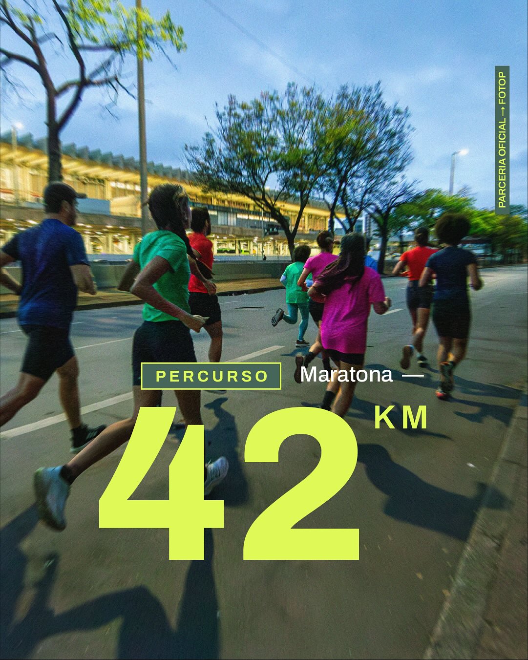 Foto de corredores em movimento, no asfalto, durante a noite. Em destaque sobre a imagem, o texto em amarelo neon: “Percurso – Maratona 42km”