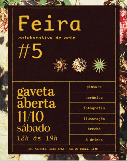 Pôster de divulgação na cor marrom e fundo floral, contendo o nome da feira colaborativa de arte, na sua #5 edição, gaveta aberta, na data 11/10, sábado, 12h as 19h. Pintura, fotografia, ilustração, ceramica, brechó & drinks.