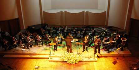 Imagem Ilustrativa de um grupo de trompetistas dentro de um auditório 