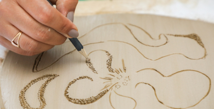 Uma janela, mil oportunidades: desenhando e colando na planta baixa do Museu Casa Kubitschek