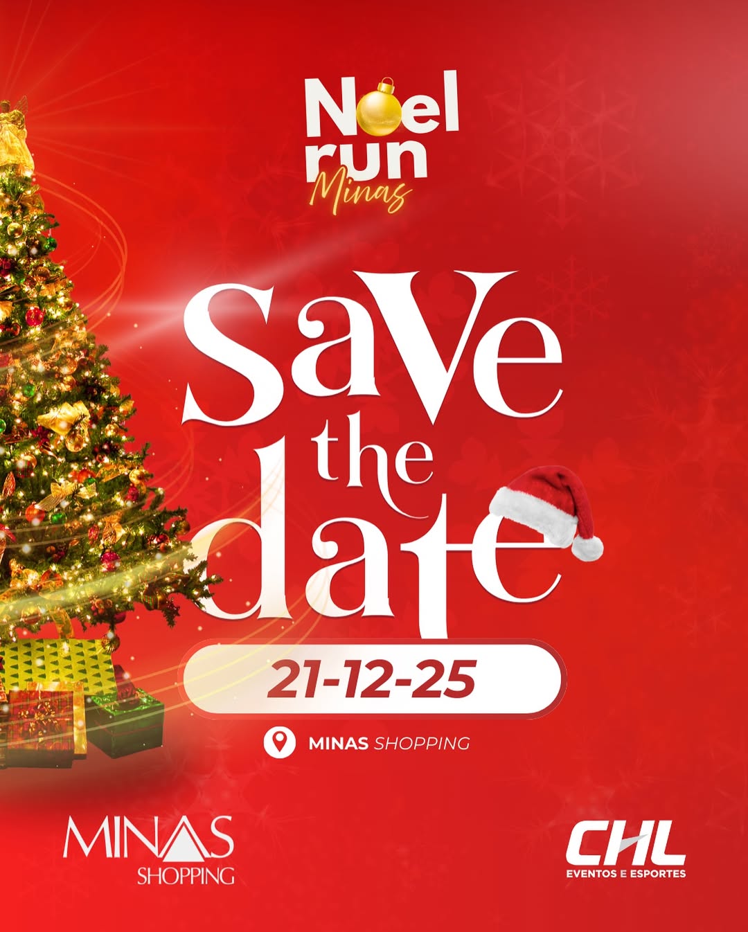 Imagem de cor vermelha, com uma arvore de natal decorada e iluminada, com "Save the date" em seu meio e a data da corrida logo abaixo