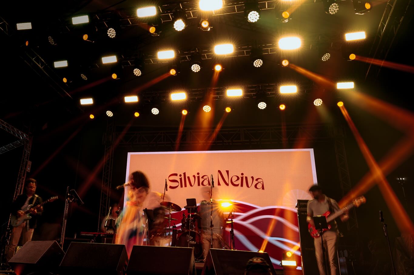 um palco de show com pessoas se apresentando 