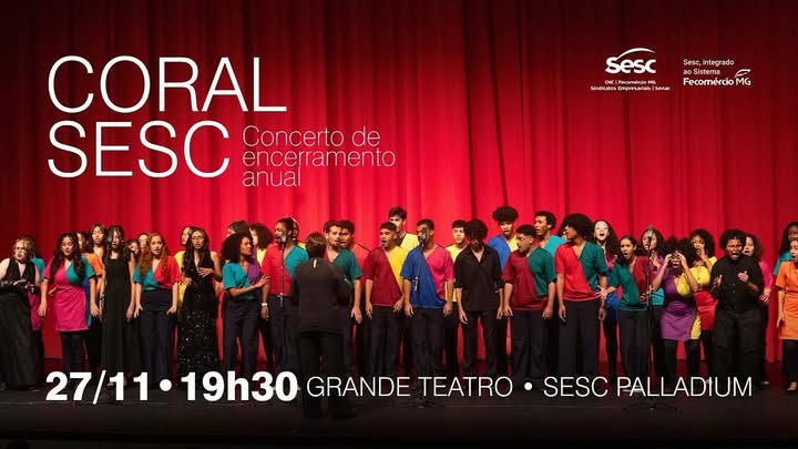 A foto mostra o coral Juvenil, Coral Infantojuvenil e Coral Jovem Sesc no palco com fundo vermelho.