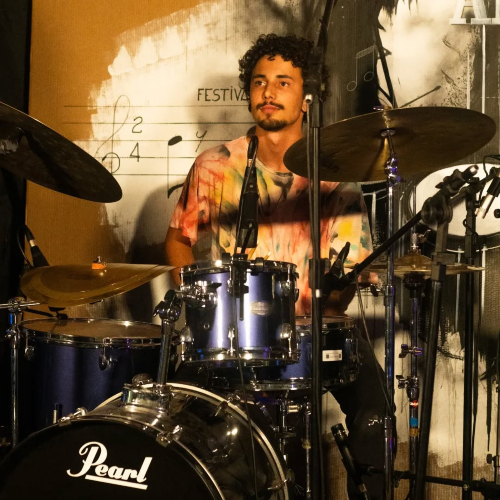 um homem com um instrumento 