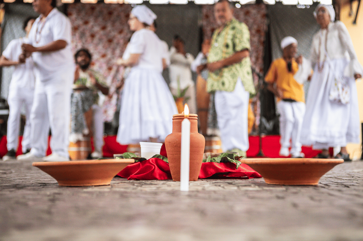 Homens e mulheres em trajes umbandistas 