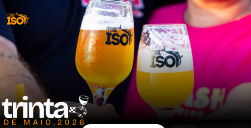 Imagem de duas pessoas segurando um taça com cerveja.