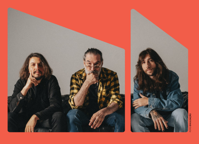 Imagem de três homens sentados em um sofá, com um fundo branco