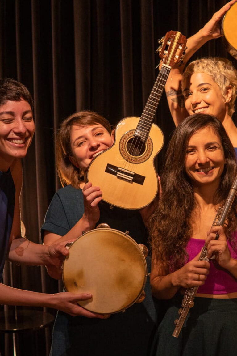 quarteto feminino de choro formado por Raissa Anastásia (flauta), Bia Nascimento (violão), Maria Elisa Pompeu (cavaquinho) e Analu Braga (pandeiro)