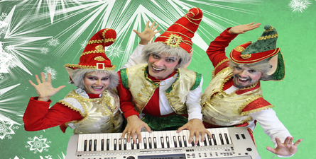 Foto de três pessoas vestidas de noel 