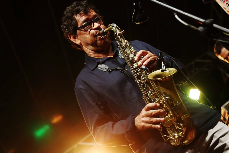 um homem com um instrumento 