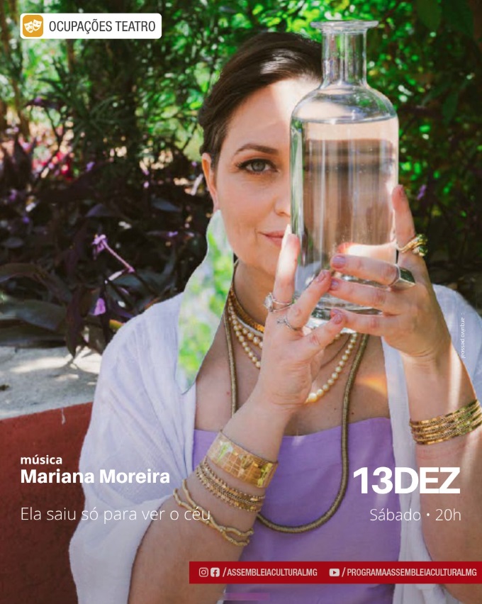 Mariana Moreira apresenta "Ela saiu só pra ver o céu!": Poster de divulgação com uma mulher segurando uma garrafa de vidro transparente com água