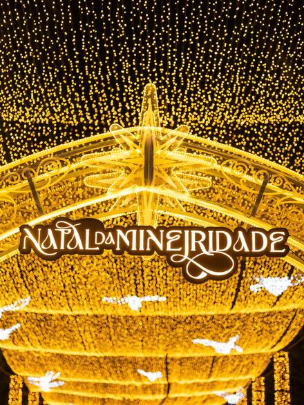 Fotografia das luzes da praça da liberdade, texto informa: Natal da Mineiridade
