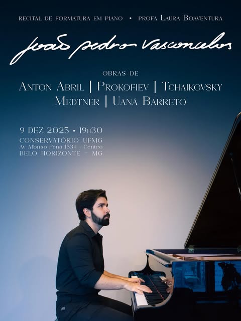 Fotografia do artista João Pedro Vasconcelos tocando piano, com fundo azul.