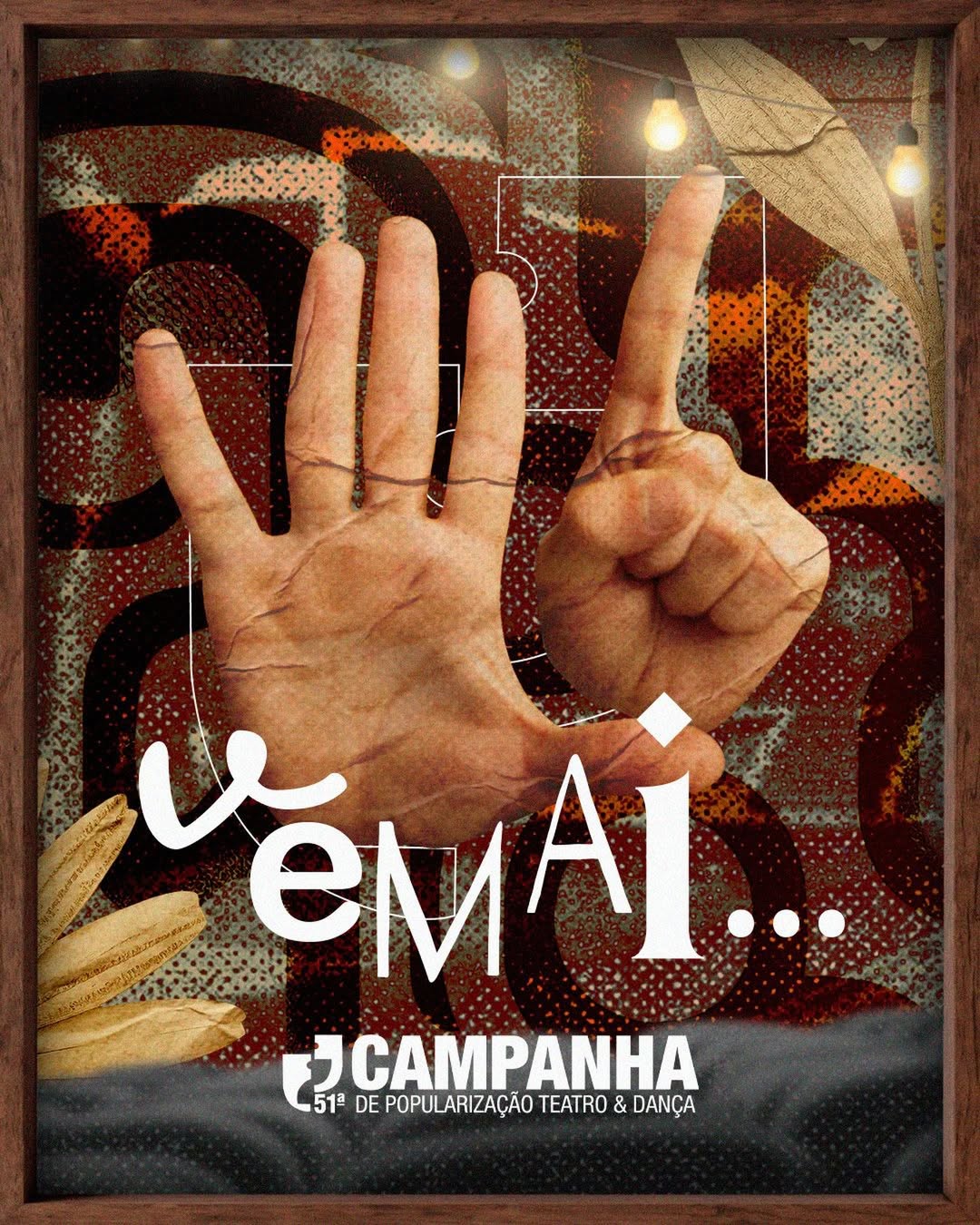 Imagem de duas mãos fazendo o sinal de cinco e um 