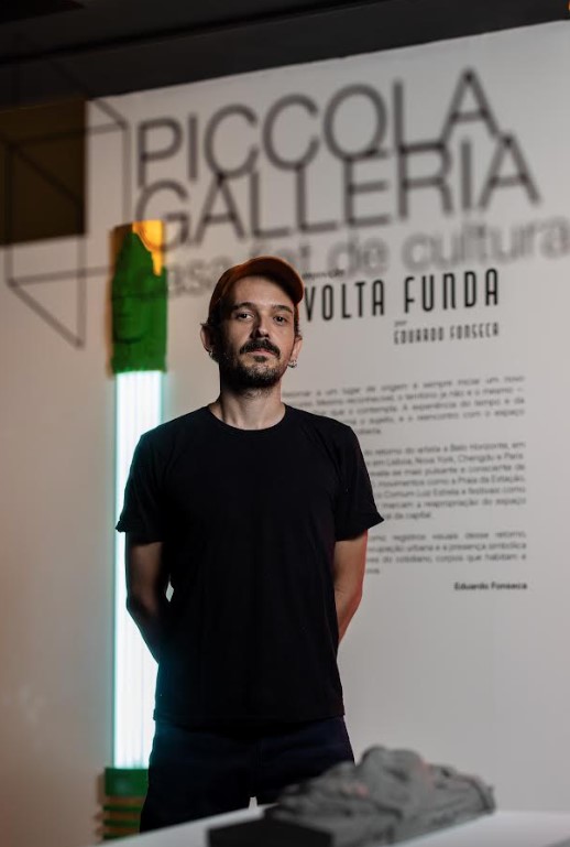 O artista Eduardo Fonseca na Piccola Galleria da Casa Fiat de Cultura