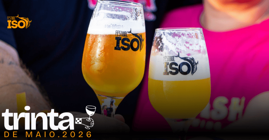 Imagem de duas pessoas segurando um taça com cerveja.