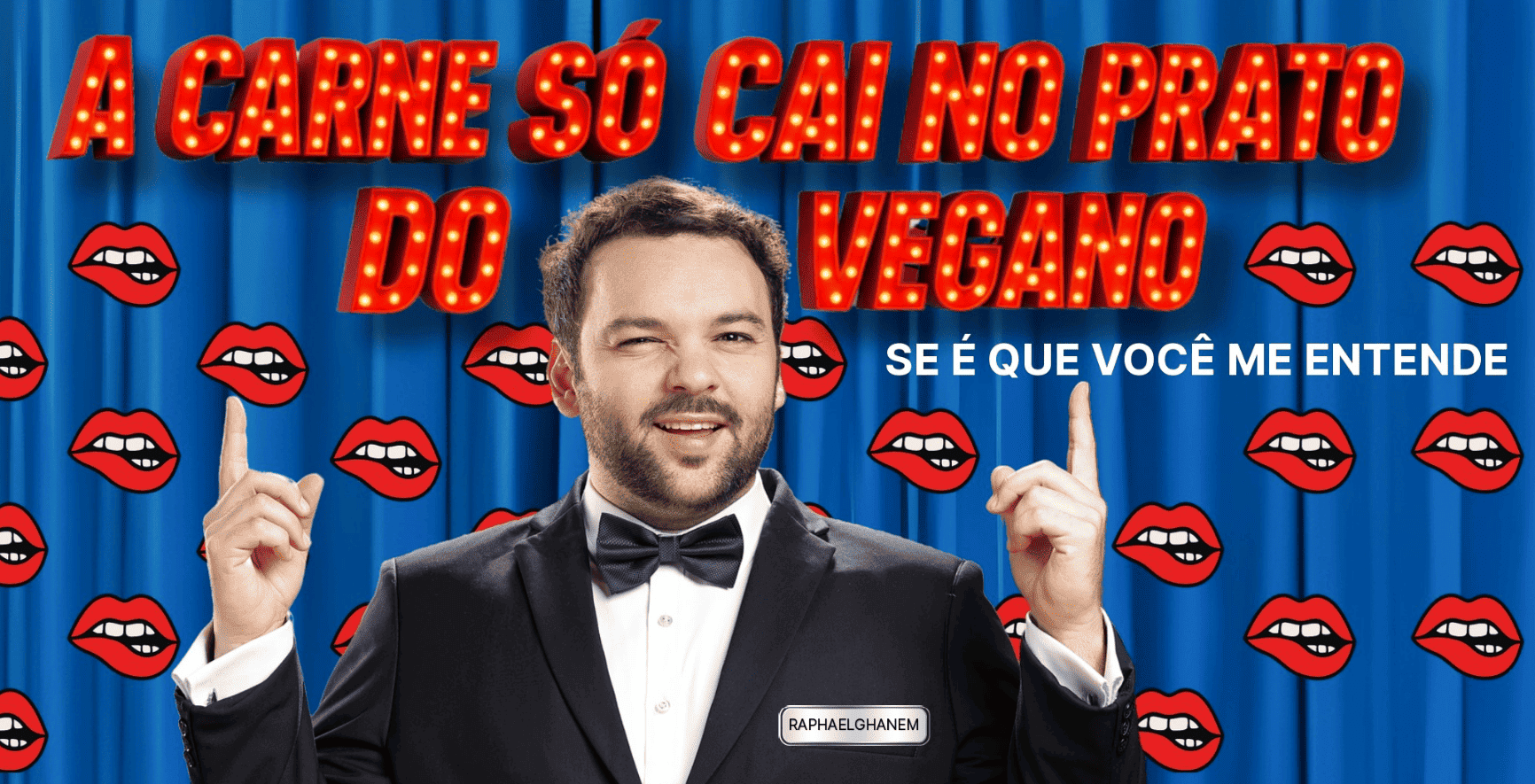 Imagem de fundo azul, com varias bocas mordendo o lábio, com um homem de terno na frente, com as mãos para o alto e atras um letreiro da cor vermelha 