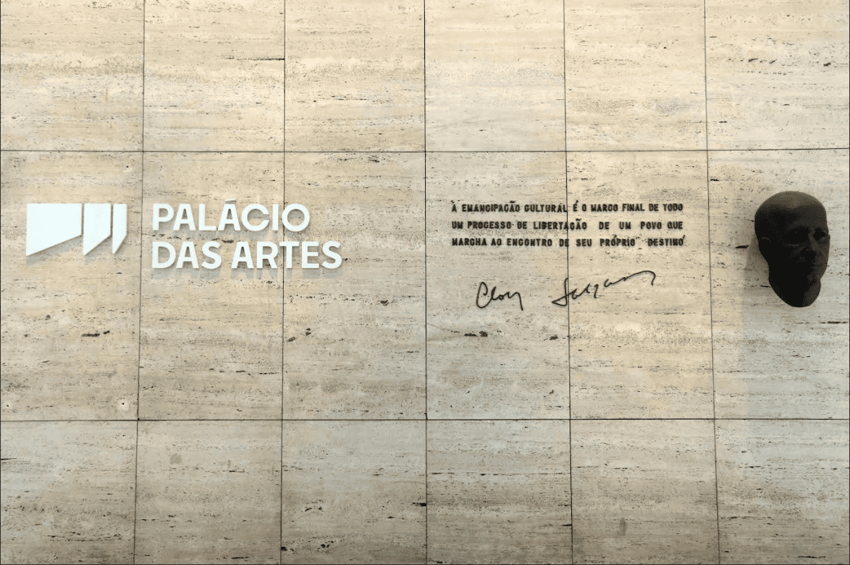 Imagem de uma parede escrito "Palácio das artes"