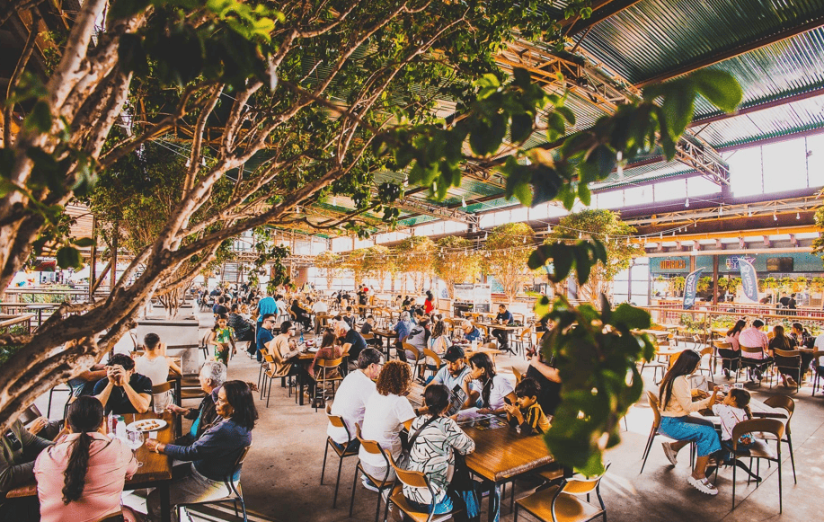 Feira de Natal no Mercado de Origem com Roda de Samba