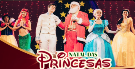 Imagem de um homem vestido de papai noel com princesas ao redor 