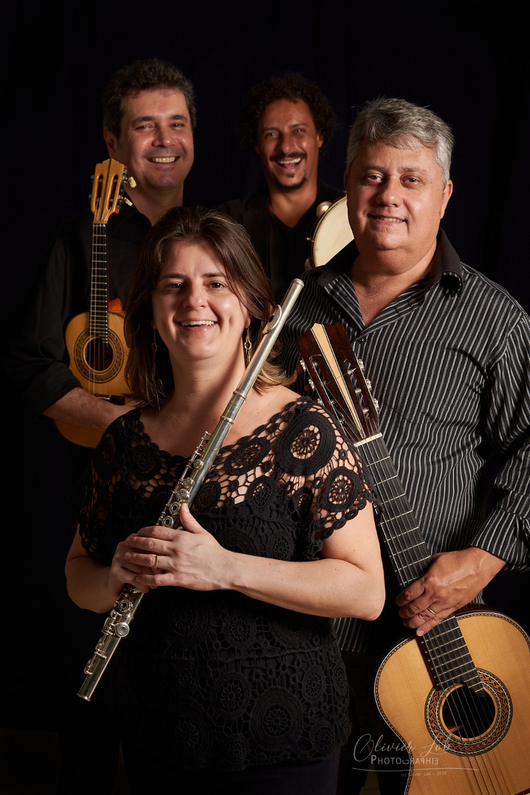 Foto divulgação do grupo "Orapronois" com 4 integrantes acompanhados de seus instrumentos 