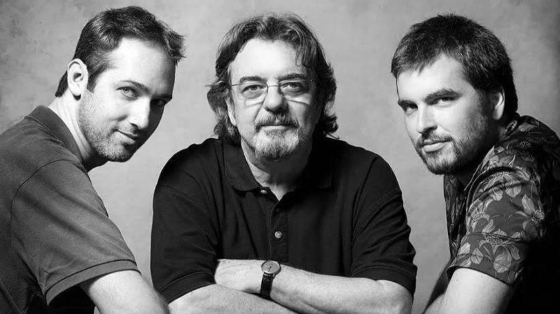 Fotografia em preto e branco do trio Daduka Da Fonseca