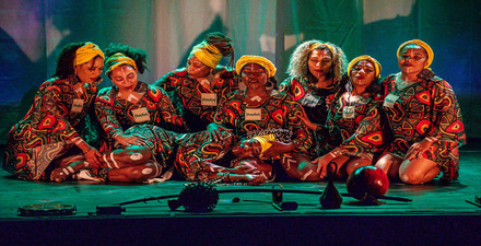 imagem de várias mulheres agachadas e pintadas 