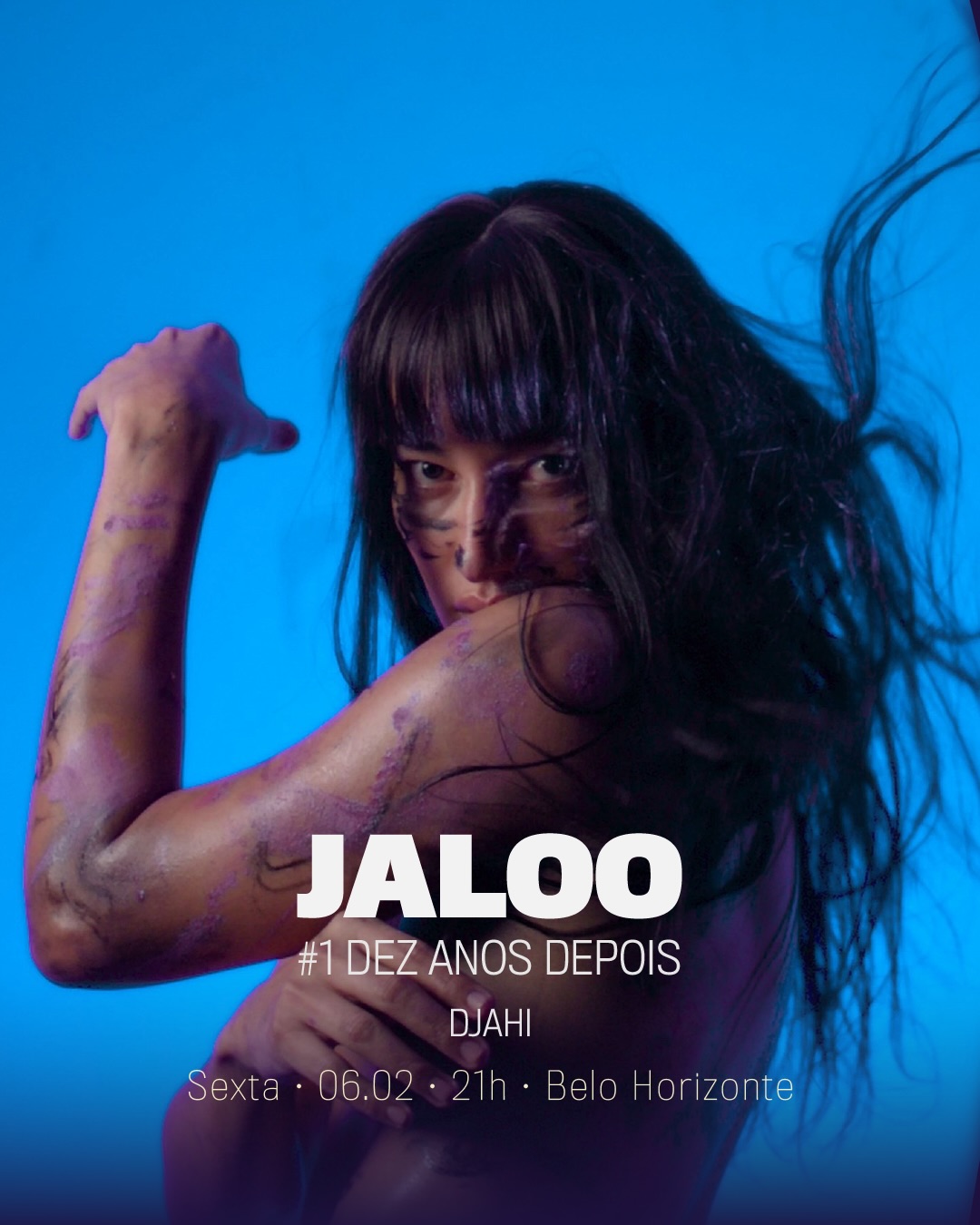 Flyer de divulgação com fotografia da artista e fundo azul