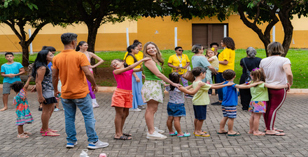 Imagem de crianças em fila 