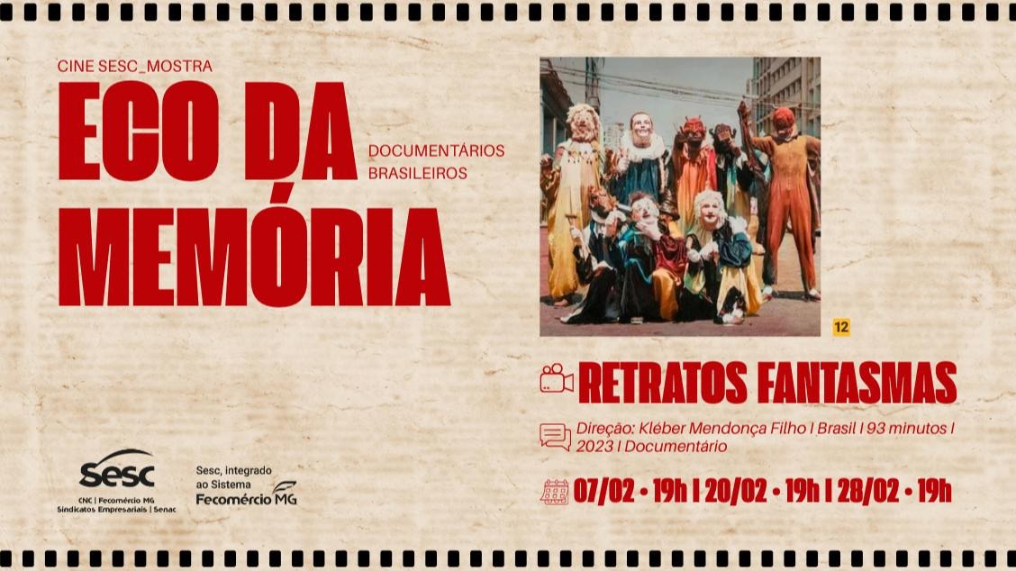 Cartaz em fundo bege com borda de filme. À esquerda, em letras vermelhas grandes, “Eco da Memória”. À direita, foto colorida de pessoas com fantasias e máscaras em uma rua. Abaixo, o título “Retratos Fantasmas”, com direção de Kléber Mendonça Filho, duração de 93 minutos, datas e horário das sessões.