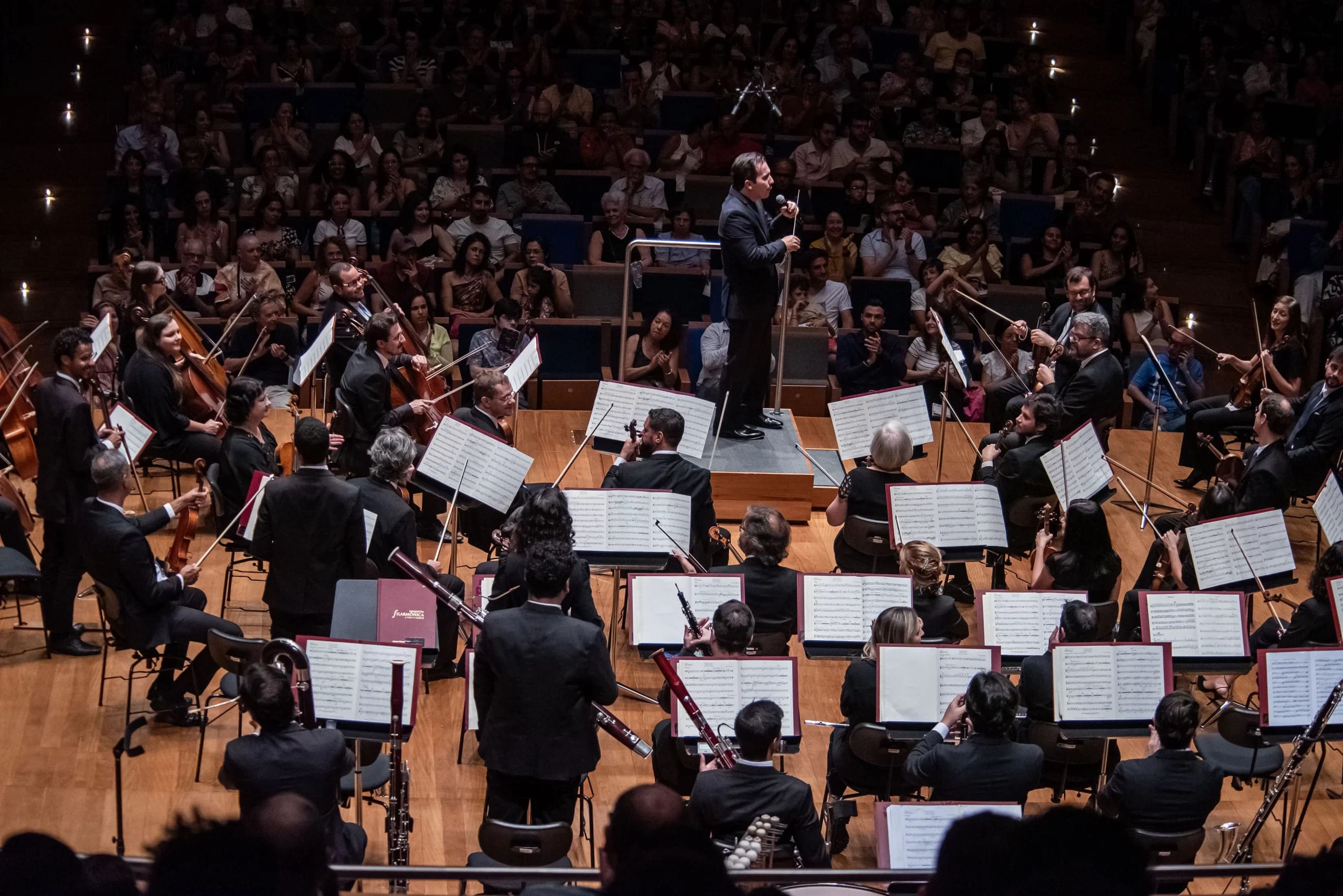 Foto da orquestra tirada de cima