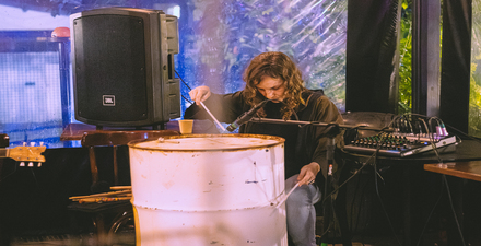 Imagem de um homem tocando um instrumento 