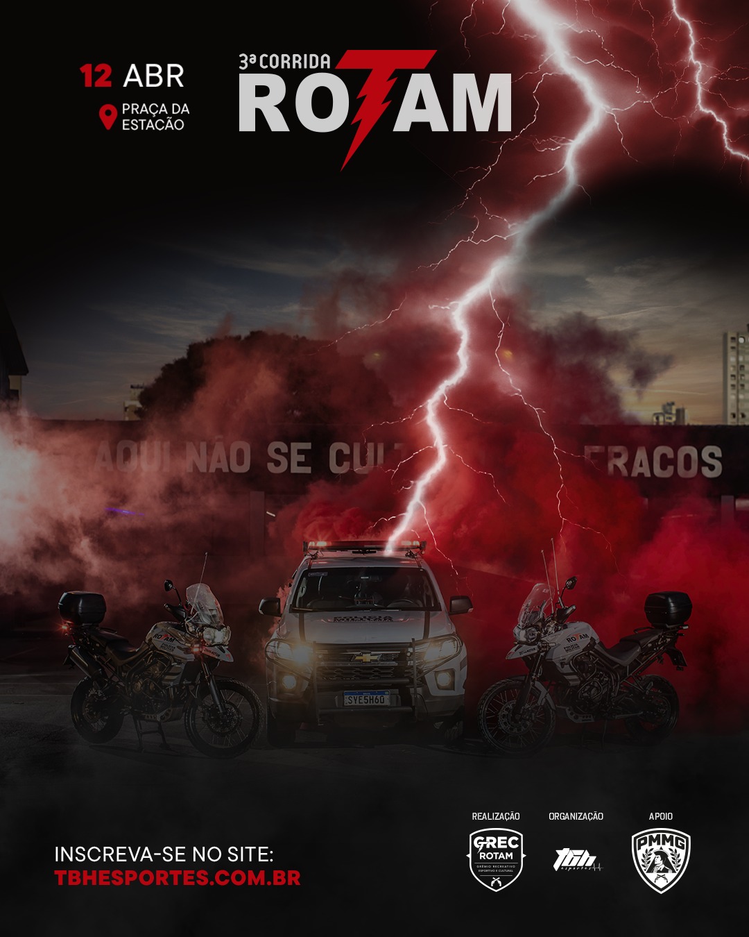 Cartaz promocional da 3ª Corrida ROTAM. A imagem tem um visual impactante e sombrio: ao centro, uma viatura policial (caminhonete) está ladeada por duas motocicletas da ROTAM. Um raio branco corta o céu escuro e atinge o teto da viatura, enquanto uma densa fumaça vermelha envolve os veículos. Ao fundo, em uma parede, lê-se a frase: "Aqui não se cultuam os fracos".