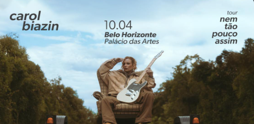 Cartaz horizontal da cantora Carol Biazin. Ela aparece sentada em uma poltrona no meio de uma estrada cercada por árvores, segurando uma guitarra branca sob um céu nublado. O texto anuncia show em Belo Horizonte, no Palácio das Artes, dia 10/04, como parte da tour "nem tão pouco assim".