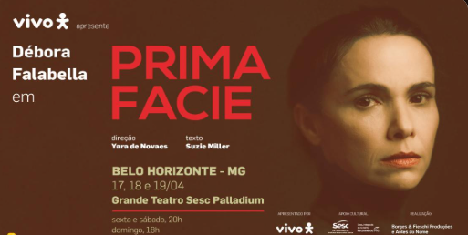 Cartaz da peça teatral Prima Facie, estrelada por Débora Falabella. À direita, um retrato da atriz em primeiro plano com expressão séria. O fundo é marrom com letras em vermelho e branco.