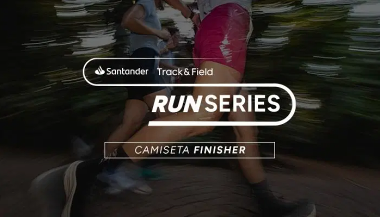 Imagem promocional do circuito de corrida Santander Track&Field Run Series. Ao fundo, há uma foto com efeito de movimento mostrando as pernas de corredores em ação. No centro, sobrepostos em blocos de texto modernos e arredondados, estão os logotipos dos patrocinadores e o nome da série. Na parte inferior, uma caixa de texto destaca o termo: "CAMISETA FINISHER".