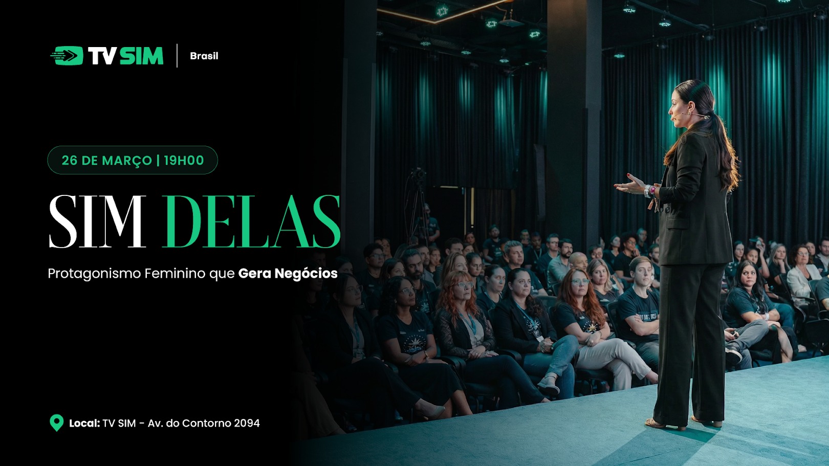 Folder de divulgação do projeto "Sim Delas 2026 | Protagonismo Feminino que Gera Negócios". Mulher palestrando em cima do palco, veste roupa preta social e sapato com salto baixo. Plateia assiste sentada. Informações sobre o evento à esquerda da imagem: título, patrocinadores, local e horário. 