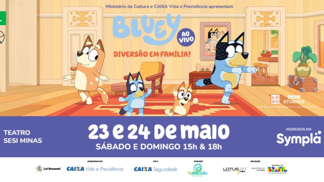 Folder de divulgação do show "Bluey ao vivo – Divuersão em família!". Desenho animado infantil com quatro personagens de cachorro em uma sala de estar. Fundo com tons claros e marrons.