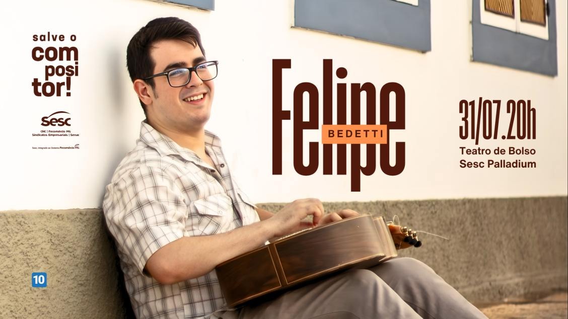 Foto: Divulgação/Sympla Sesc Palladium Artista Felipe Bedetti. Homem branco sentado no chão, sorrindo e com o violão sobre as penas. Veste blusa de botão flanelada e calça cinza. Costas apoiadas na parede externa de uma casa.