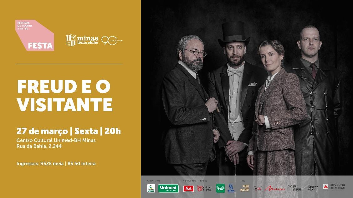 Cartaz de espetáculo teatral com fundo dividido em duas partes. À esquerda, sobre fundo mostarda, estão as informações sobre o evento – título, data e localização. À direita, fotografia em tons escuros mostra quatro pessoas caracterizadas com figurinos de época: dois homens de terno, um homem com cartola e uma mulher com traje formal, todos posando de frente para a câmera.