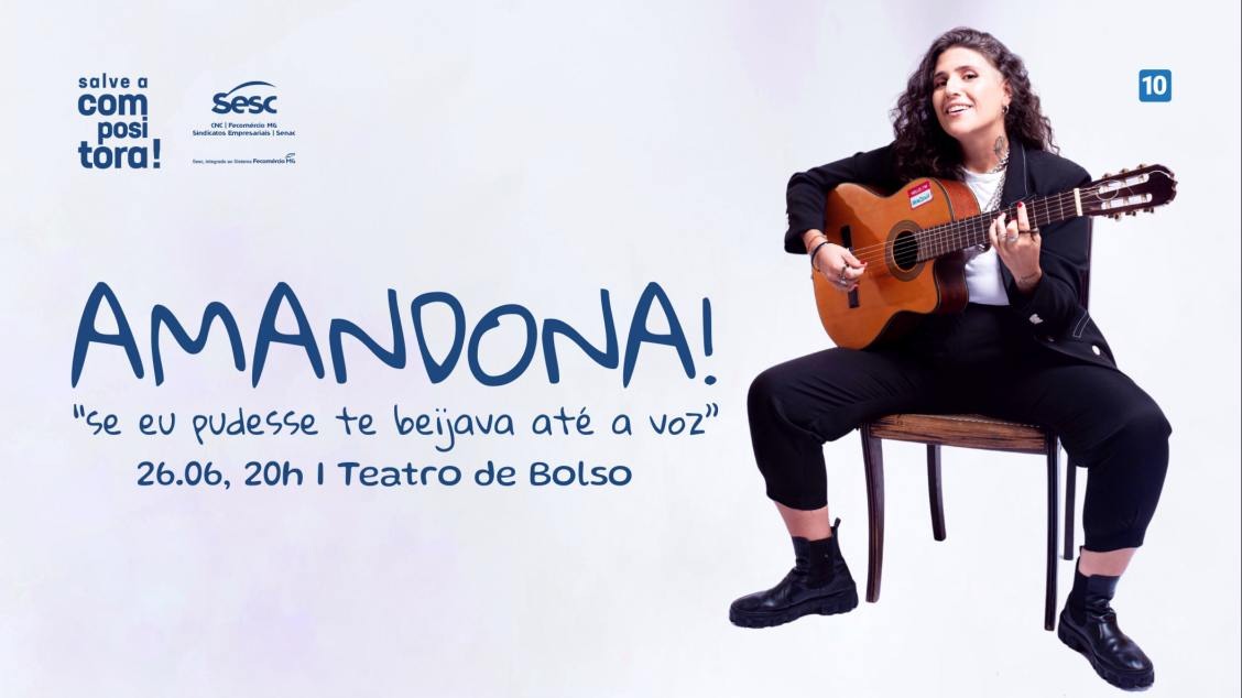 Artista Amandona. Mulher com cabelo cacheado está sentada em um banco, tocando violão e sorrindo.