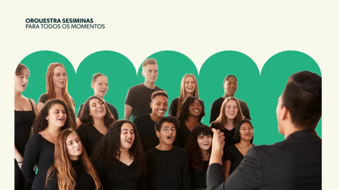 Cartaz da Orquestra Sesiminas. A imagem mostra um grupo de jovens cantores vestidos de preto, organizados como um coral, cantando enquanto um maestro aparece de costas regendo o grupo. O fundo tem formas arredondadas em verde.