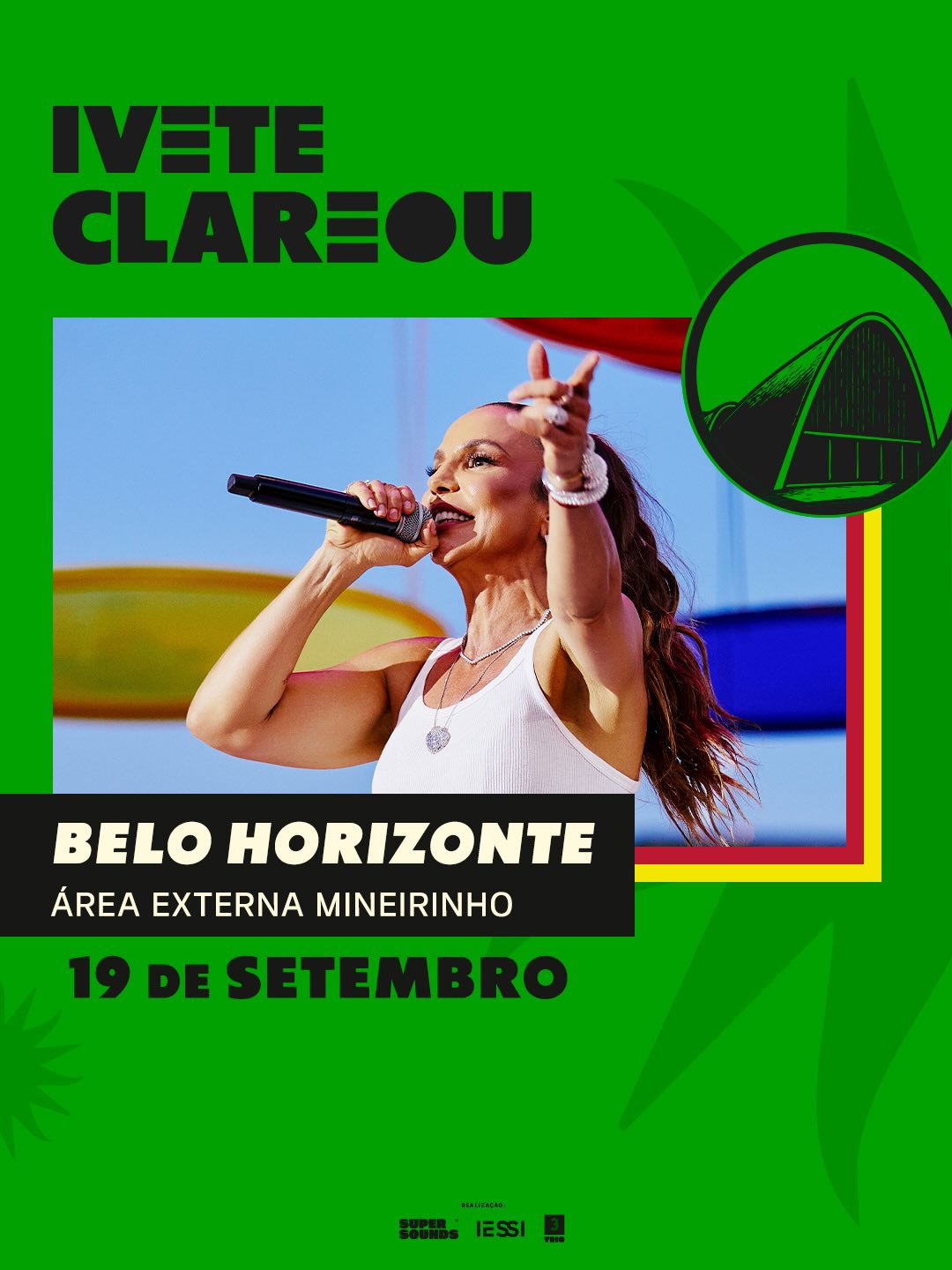 O cartaz vertical tem fundo verde vibrante. No centro, uma foto de Ivete Sangalo sorridente, segurando um microfone e apontando para o público. Ela veste uma regata branca e acessórios prateados. No topo, lê-se o nome do evento "Ivete Clareou" em letras pretas estilizadas. À direita, há um selo circular com o desenho da Igrejinha da Pampulha.
