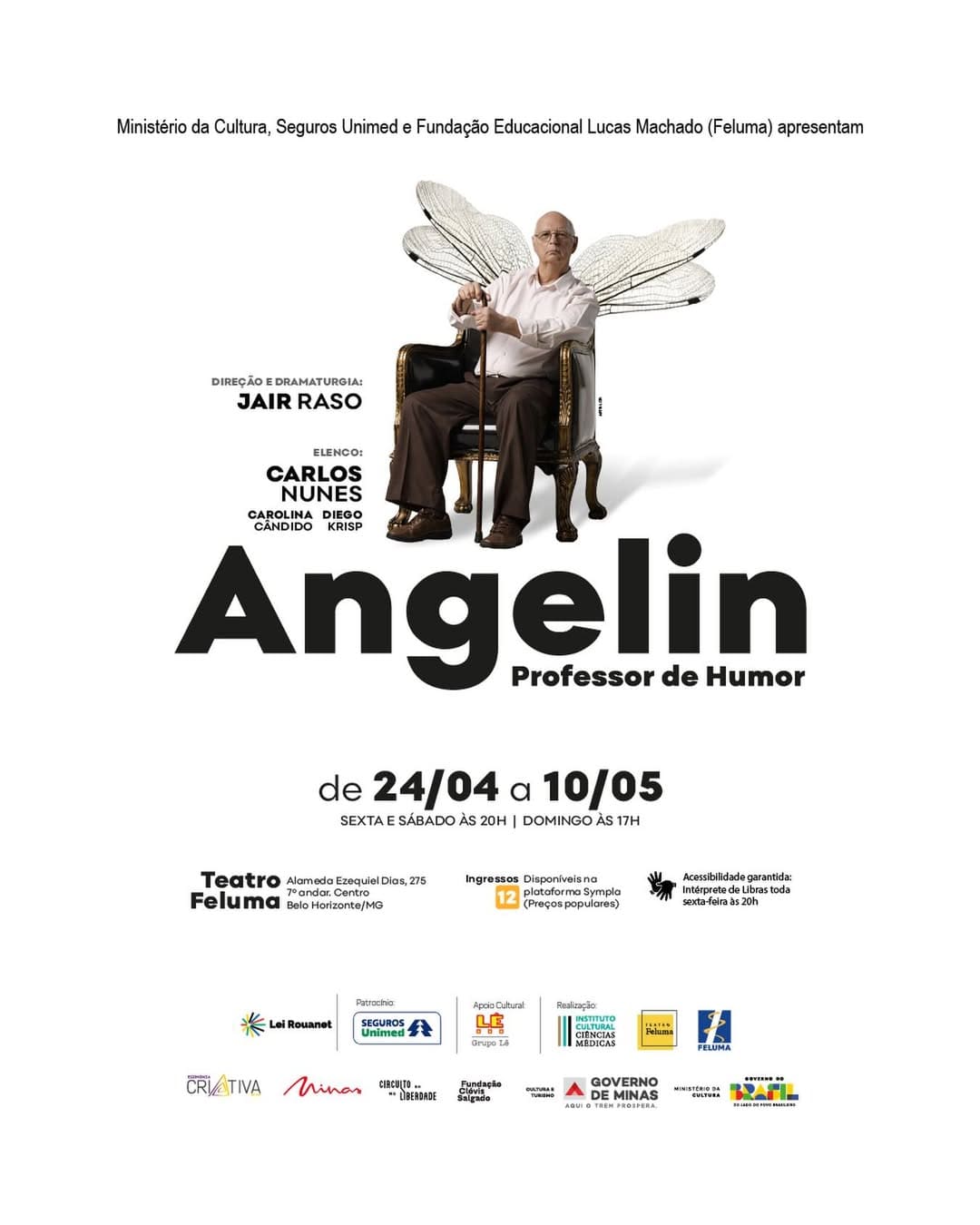 Foto de capa do espetáculo "Angelin, Professor de Humor", com fundo todo branco, textos informativos da data, local e titulo da obra com preto e foto do artista sentado na cadeira com asas de mariposa 