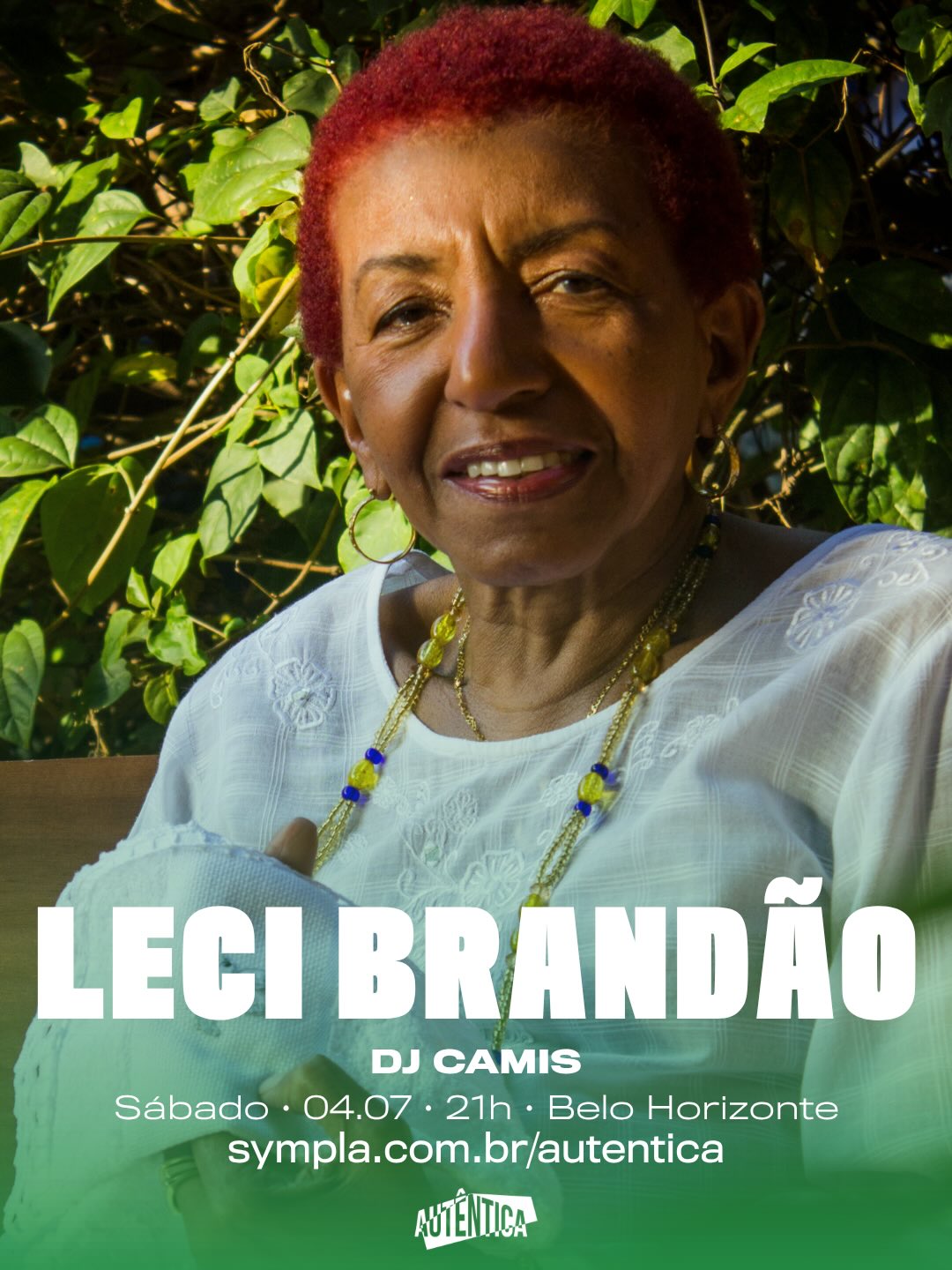 Leci Brandão na Autêntica Imagem vertical com fotografia em close da cantora Leci Brandão, uma mulher negra sorridente com cabelos curtos vermelhos, vestindo blusa branca rendada e colares de contas. Ao fundo, folhagens verdes. Na parte inferior, sobrepostas à foto, estão as informações em branco: o nome "Leci Brandão" em destaque, seguido por "DJ Camis", a data "Sábado, 04.07, 21h", o local "Belo Horizonte" e o link de ingressos "sympla.com.br/autentica". No rodapé, a logomarca da casa de sho
