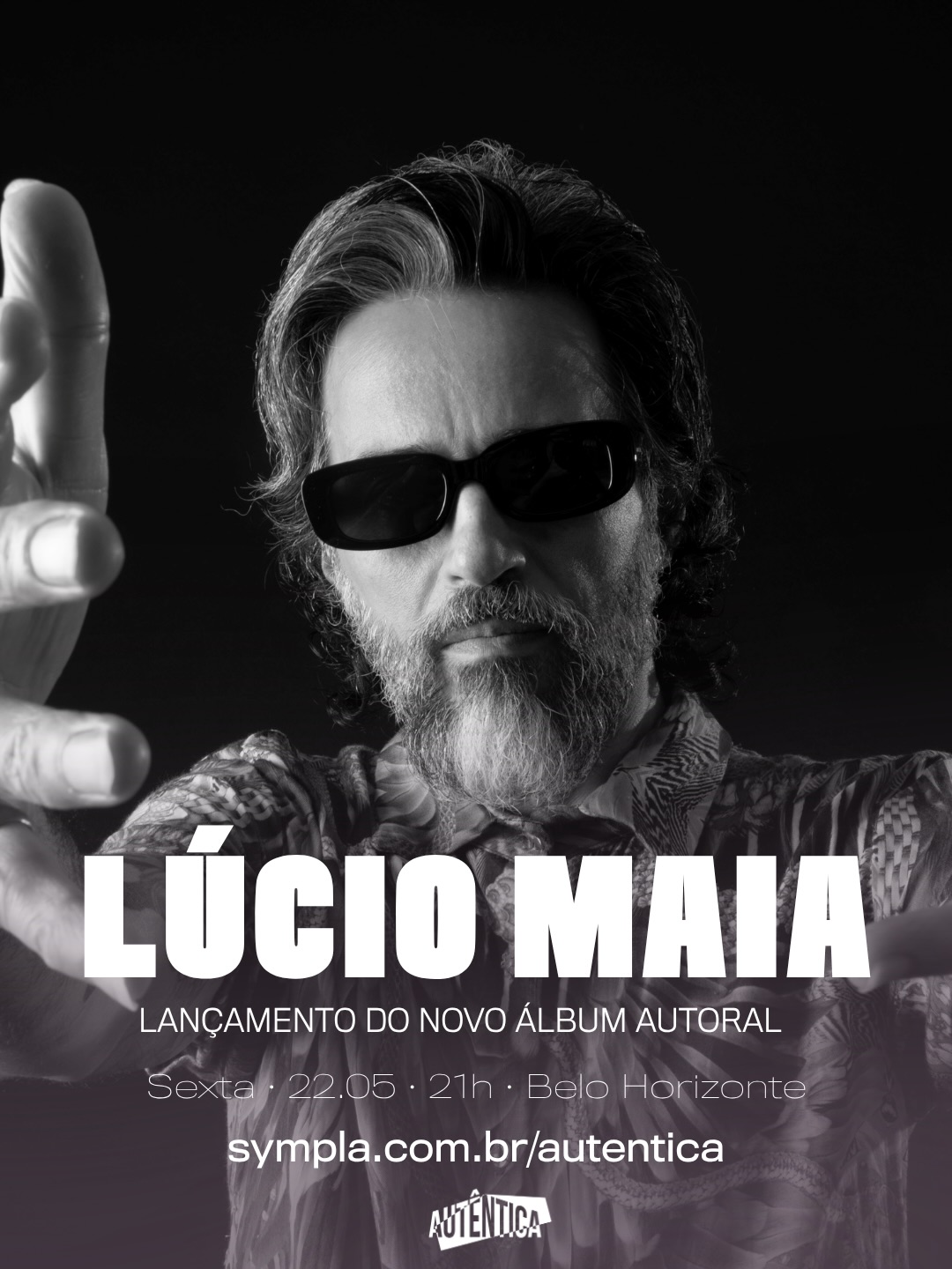 Imagem em preto e branco de divulgação do artista cantor Lúcio Maia