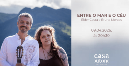 duas pessoas posando para foto de fundo da montanha