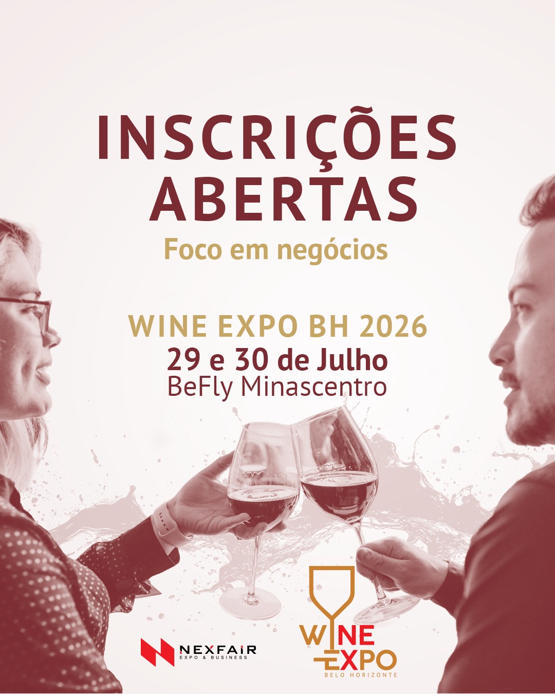 Foto de capa convidativa para a feira Wine Expo contendo duas pessoas se olhando enquanto seguram tarças de vinho 